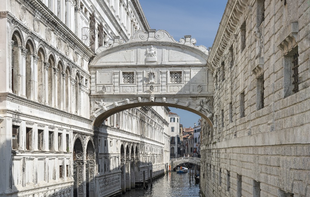 Bridge of Sighs spanning a narrow canal between the Doge’s Palace and the historic prison, Venice