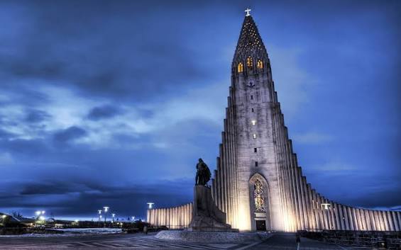 Hallgrímskirkja church tower above the coloured houses of Reykjavík