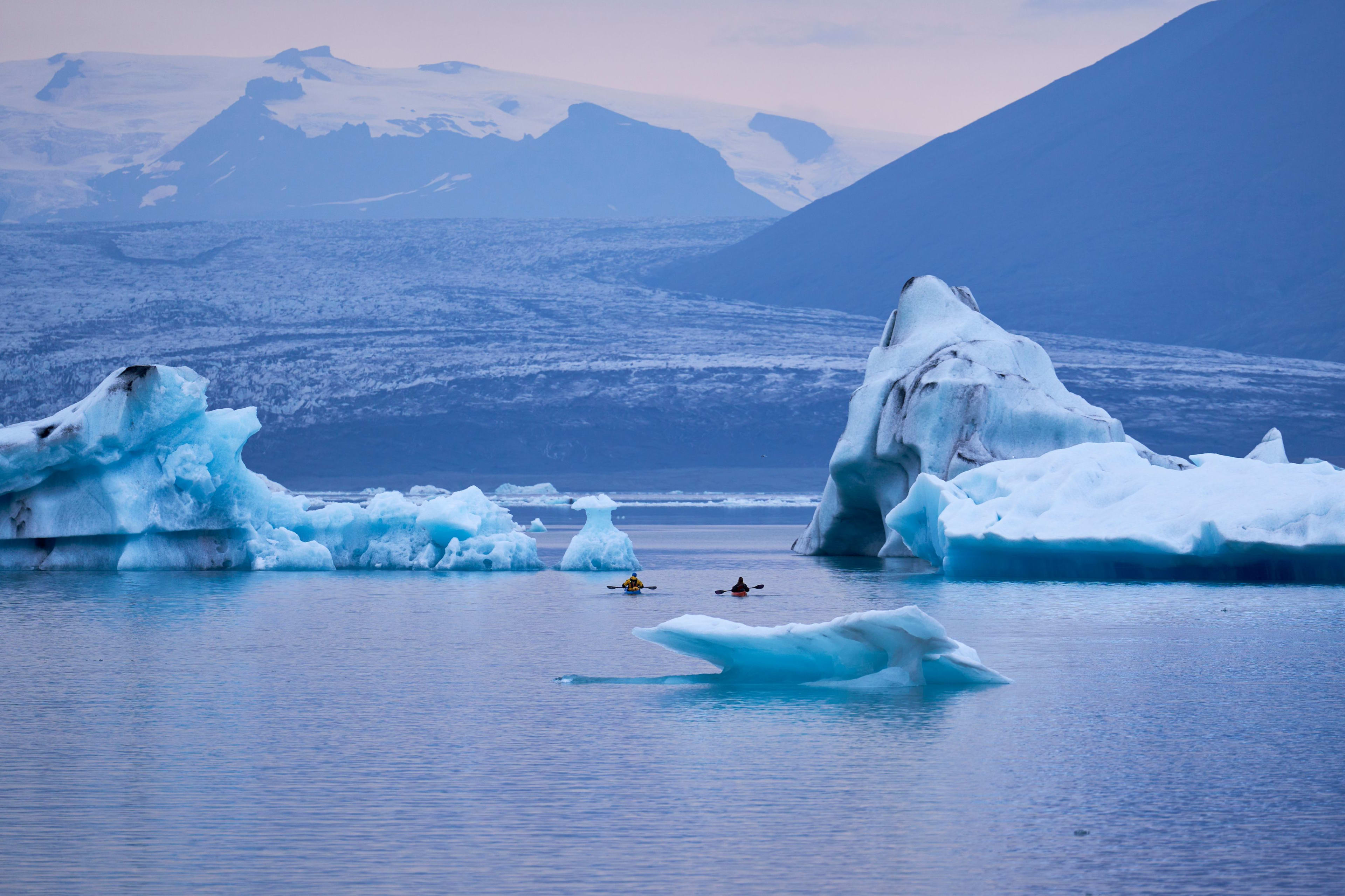 Icebergs floating on Jökulsárlón glacier lagoon