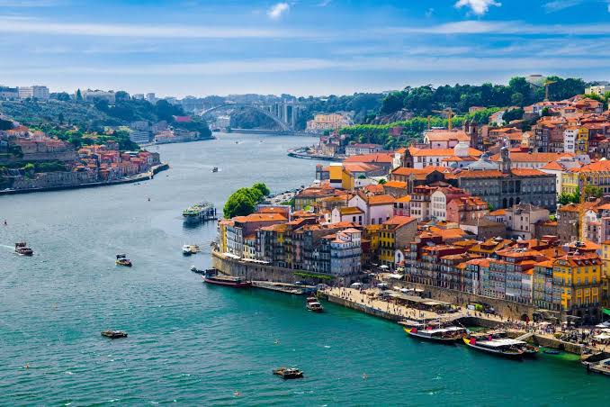 Ribeira riverfront in Porto with the Dom Luís I Bridge